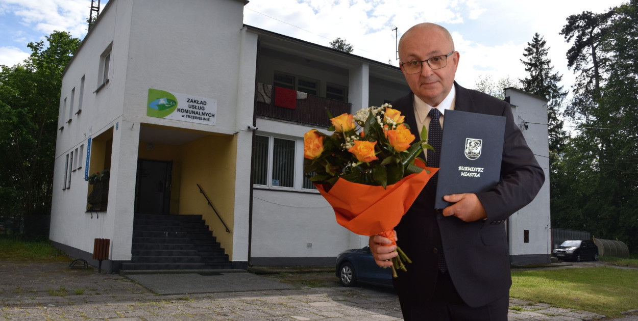 Burmistrz Jerzy Wójtowicz, a w tle nowa podstacja pogotowia ratunkowego w Trzebielinie, przy siedzibie Zakładu Usług Komunalnych