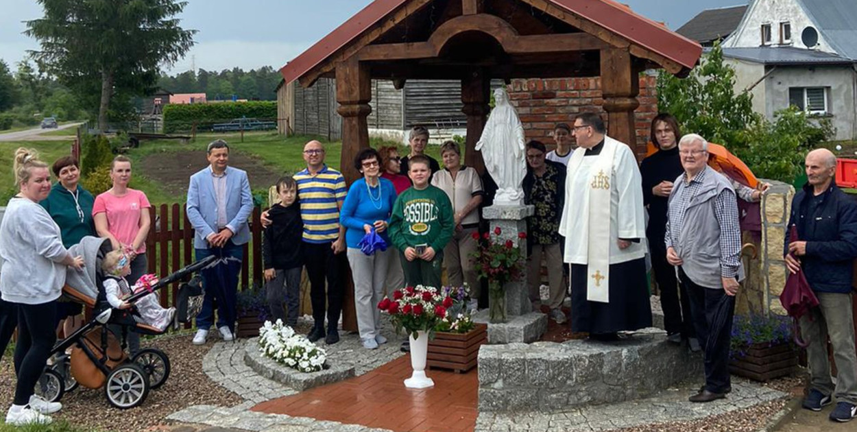 Zbigniew Dróżdż wraz z żoną ufundował nową kapliczkę w Szydlicach