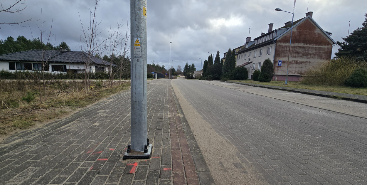 W Pasiece pod Miastkiem nowe oświetlenie uliczne ustawiono bezpośrednio na chodniku