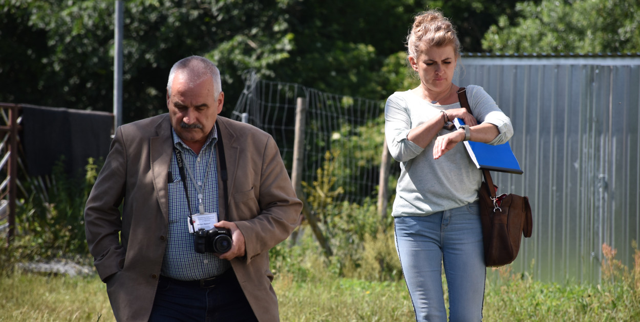 Powiatowy Inspektor Nadzoru Budowlanego Marian Wysocki przegrał proces ze swoją podwładną Małgorzatą Syldatk. Na zdjęciu oboje podczas kontroli w 2021 roku