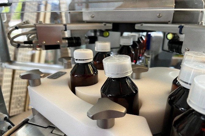 Linia produkcyjna z robotami przemysłowymi objęta utrzymaniem predykcyjnym.