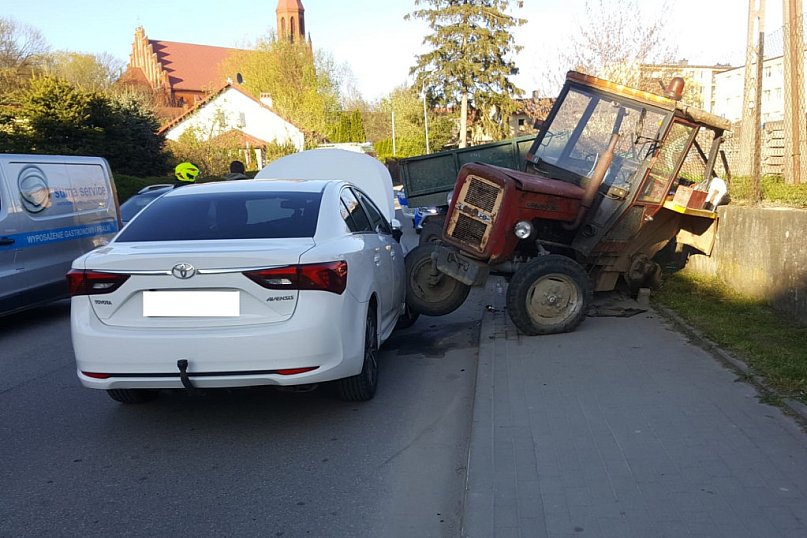Zderzenie Toyoty z nietrzeźwym traktorzystą