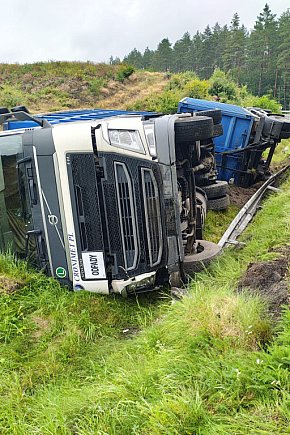 ZDERZENIE samochodów ciężarowych około 1 km za miastem-240