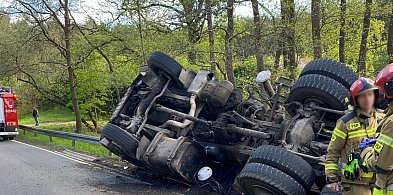 Utrudnienia na DK-21 w Dretyniu. Ciężarówka z drewnem w rowie-15619