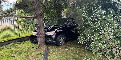Miastko: Kobieta uderzyła w drzewo. Jechała z 90-letnią matką-16058