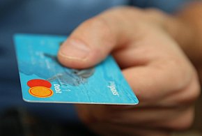 Fiskus skontroluje płatności kartą Polaków? Resort zabiera głos-17152