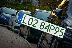 Tablice z zielonymi napisami na kolejnych autach. Nie chodzi o "elektryki"-17470