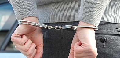 Chciał uniknąć odsiadki. Myślał, że ukryje się pod... STERTĄ UBRAŃ!-17010