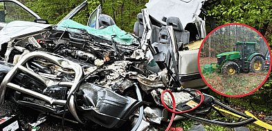 Osobówka zderzyła się z ciągnikiem rolniczym. Kierowca zakleszczony