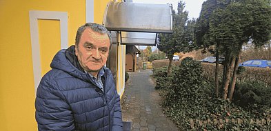 Mandat radnego Zagai ZAGROŻONY. W tle chodnik, daszki, pas drogowy i gminne mienie