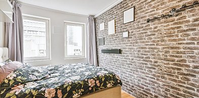 Dekoracyjna cegła w sypialni – przytulnie czy zbyt surowo?