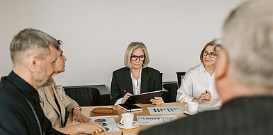 Obsługa prawna firm – co obejmuje i jakie ma korzyści?