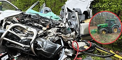 Osobówka zderzyła się z ciągnikiem rolniczym. Kierowca zakleszczony