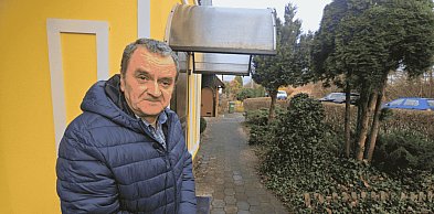Mandat radnego Zagai ZAGROŻONY. W tle chodnik, daszki, pas drogowy i gminne mienie