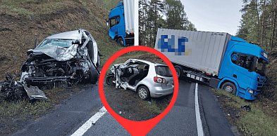 Czołowe zderzenie osobówki z ciężarówką na DK21. 20-latek trafił do szpitala