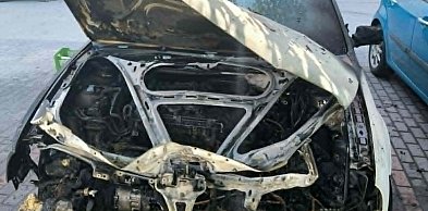 Volkswagen stanął w ogniu. Uszkodzony został też drugi samochód