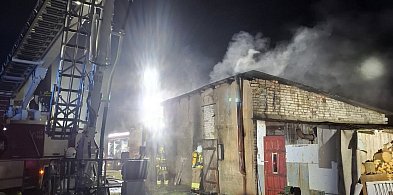 Pożar budynku gospodarczego. Akcja gaśnicza trwała kilka godzin!-17082