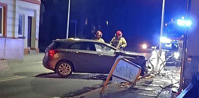 Pijani kierowcy W AKCJI! Jeden uderzył w drzewo - drugi w bariery!-17184