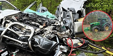 Osobówka zderzyła się z ciągnikiem rolniczym. Kierowca zakleszczony