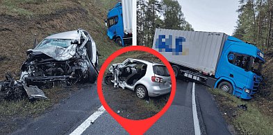 Czołowe zderzenie osobówki z ciężarówką na DK21. 20-latek trafił do szpitala