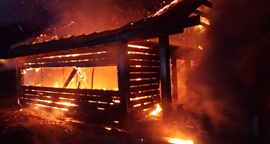 WIELKI pożar w Wołczy Małej. Drewniany dom spłonął doszczętnie-17261