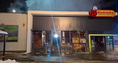 Dach w ogniu, sklep w ruinie. Biedronka w Polanowie doszczętnie spalona