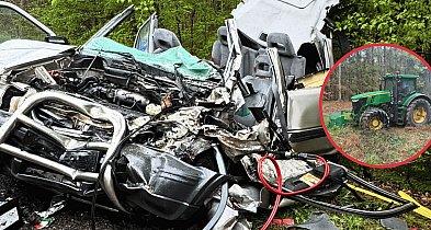 Osobówka zderzyła się z ciągnikiem rolniczym. Kierowca zakleszczony