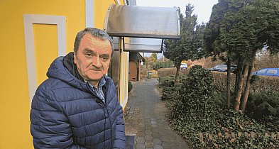 Mandat radnego Zagai ZAGROŻONY. W tle chodnik, daszki, pas drogowy i gminne mienie