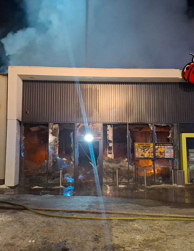 Dach w ogniu, sklep w ruinie. Biedronka w Polanowie doszczętnie spalona-17602