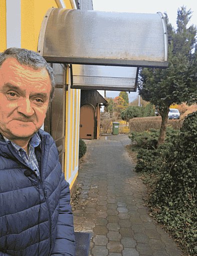 Mandat radnego Zagai ZAGROŻONY. W tle chodnik, daszki, pas drogowy i gminne mienie