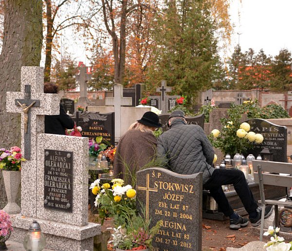 Savoir-vivre na 1 listopada. Jak się zachować podczas wizyty na cmentarzu?-17015