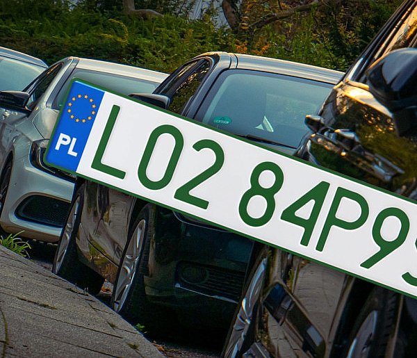 Tablice z zielonymi napisami na kolejnych autach. Nie chodzi o "elektryki"-17470