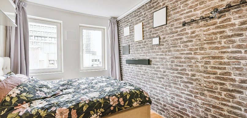 Dekoracyjna cegła w sypialni – przytulnie czy zbyt surowo?