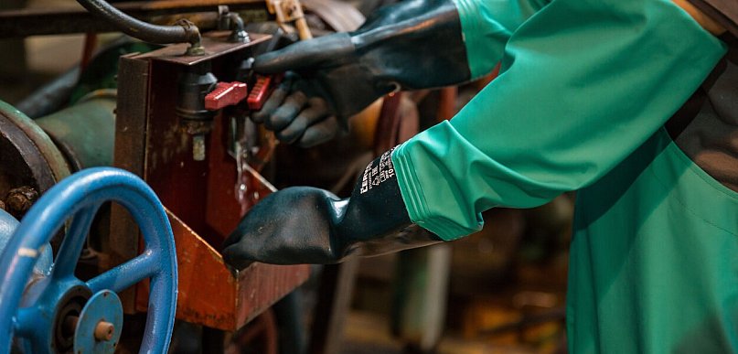 Bezpieczeństwo pracy w biurze i produkcji – najważniejsze różnice