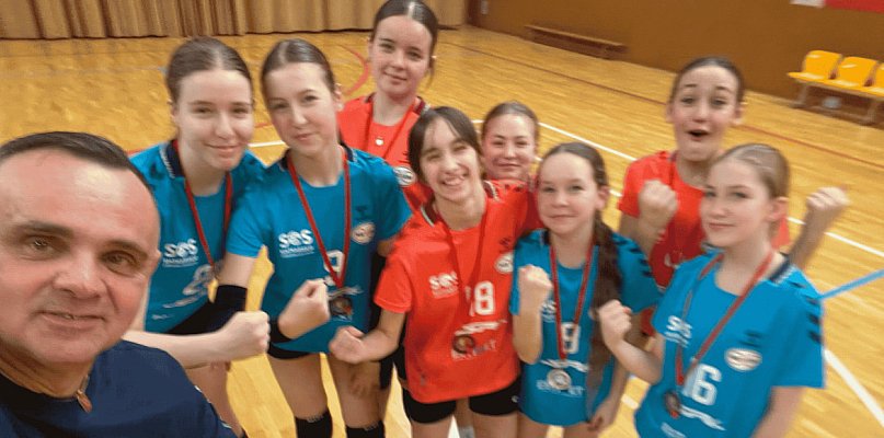 Złoto, srebro i brąz! Prawdziwy festiwal medali siatkarek UKS MORENA