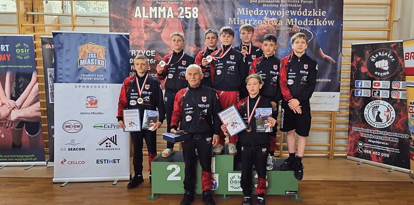 ZKS Miastko najlepszy wśród młodzików. Młodzi zapaśnicy wrócili z pucharem