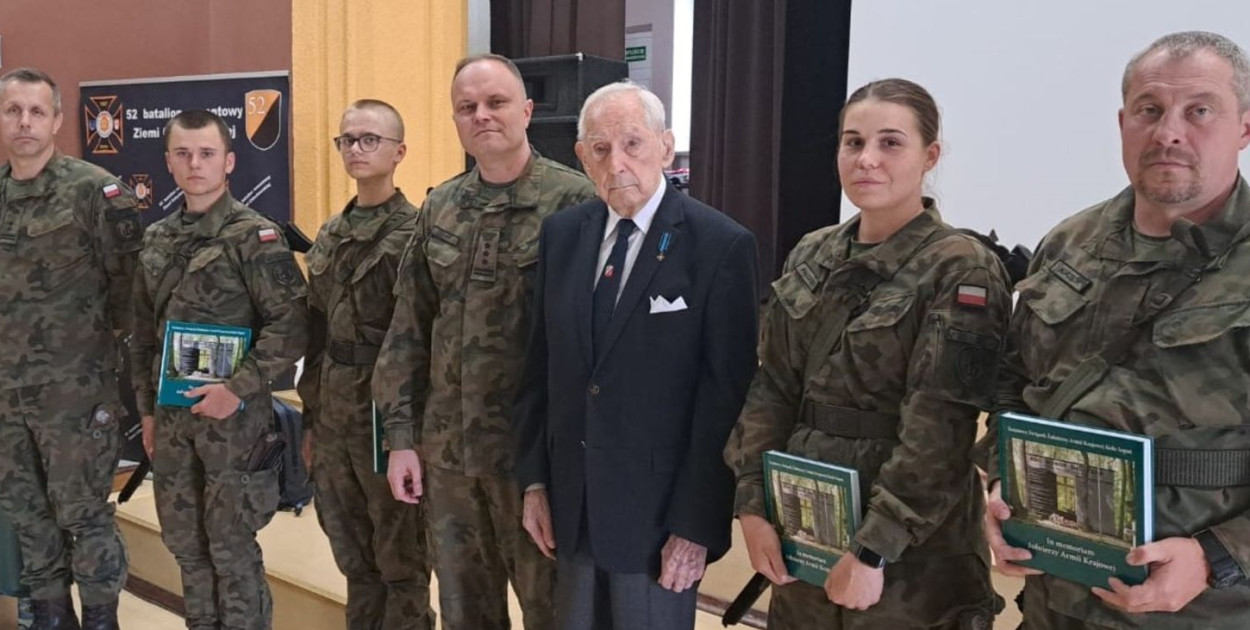 Przyszli żołnierze WOT spotkali się z komandorem Romanem Rakowskim 