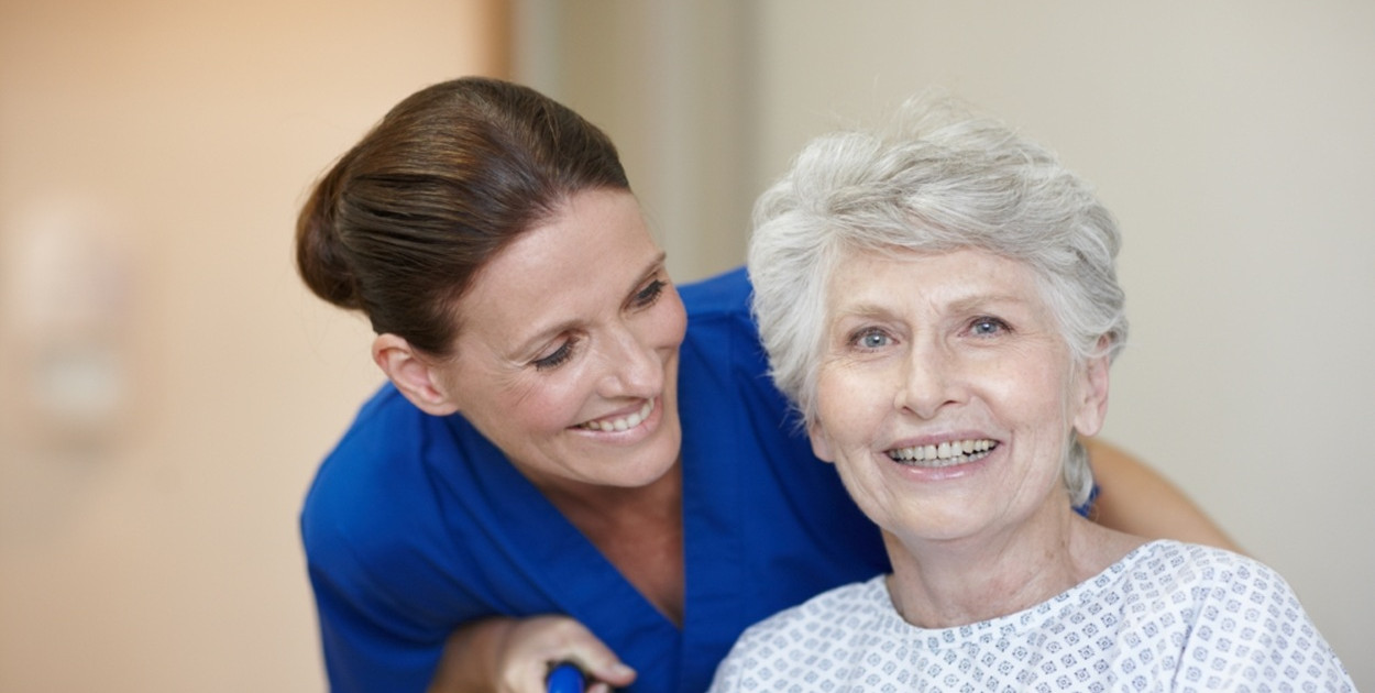 Pracujesz jako opiekun seniora? Sprawdź, dlaczego warto postawić na kurs 