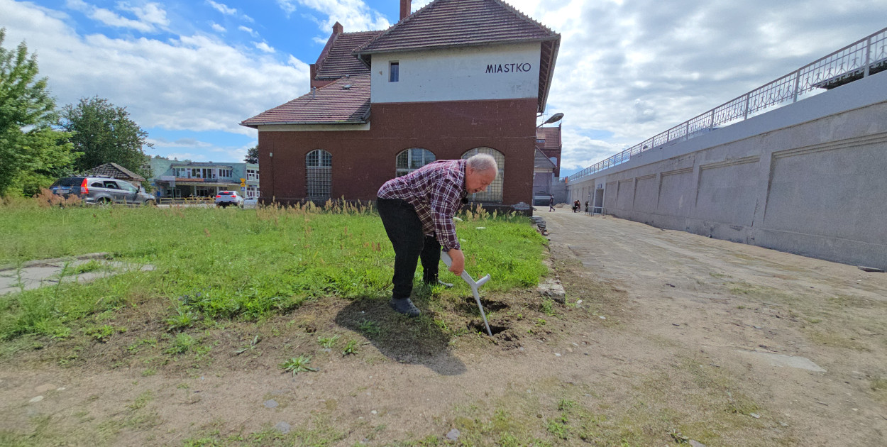 Marek Hresiukiewicz wpadł w dziurę na dworcu PKP w Miastku