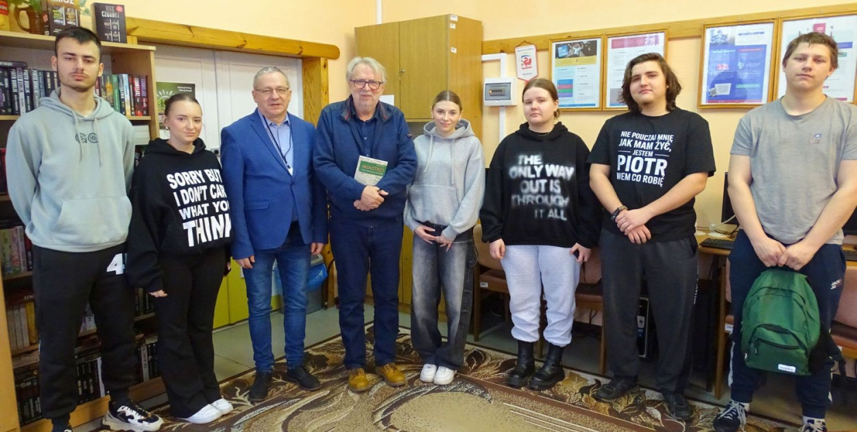 Pisarz Konrad Remelski spotkał się z uczniami Zespołu Szkół Ponadpodstawowych w Łodzierzy