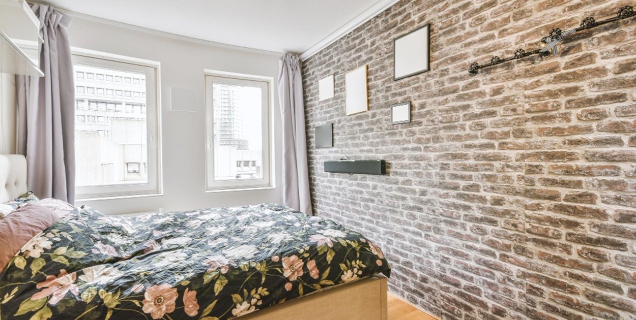 Dekoracyjna cegła w sypialni – przytulnie czy zbyt surowo?