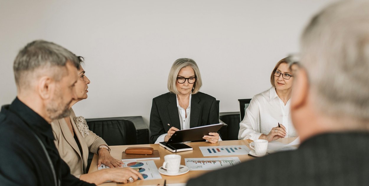 Obsługa prawna firm – co obejmuje i jakie ma korzyści?