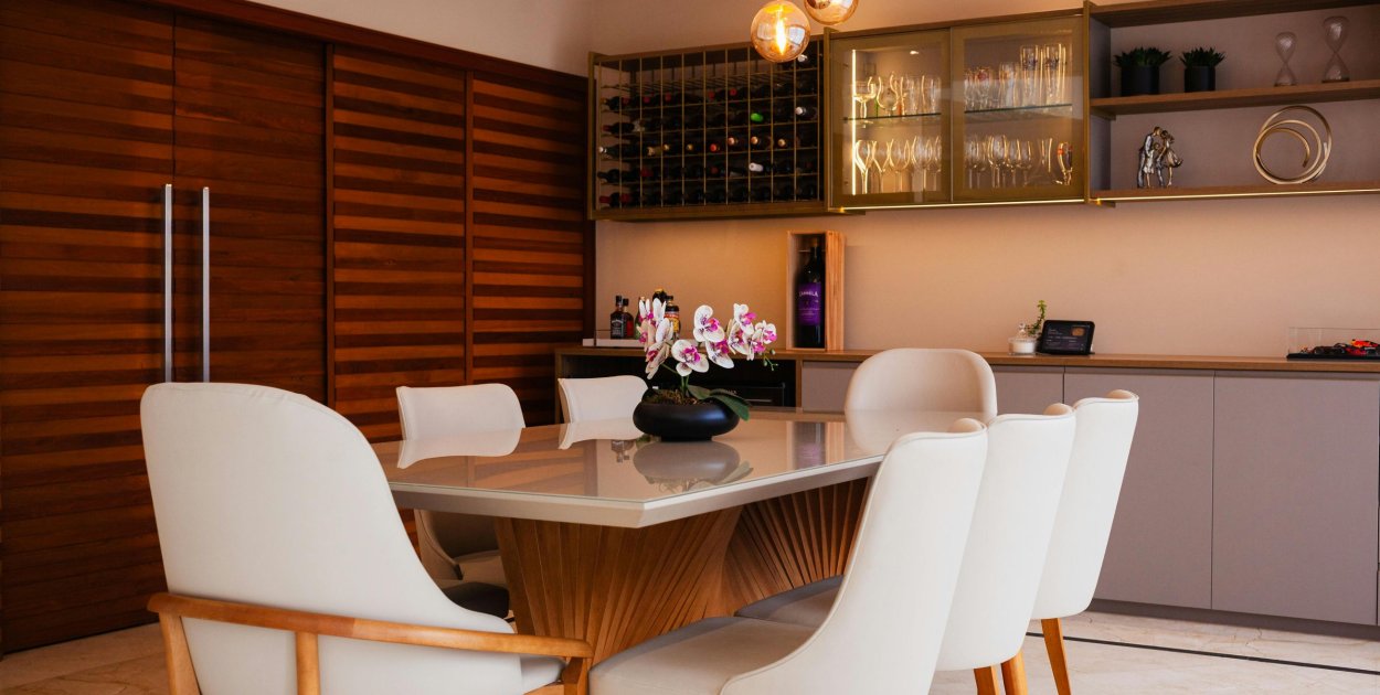 Lampa wisząca nad stołem – jak dobrać model do jadalni i salonu?